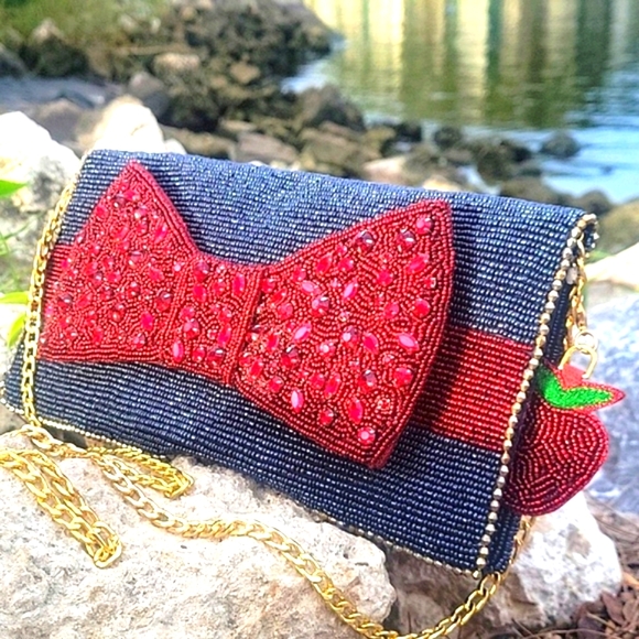 Mary frances disney snow white clutch crossbody - Picture 3 of 17